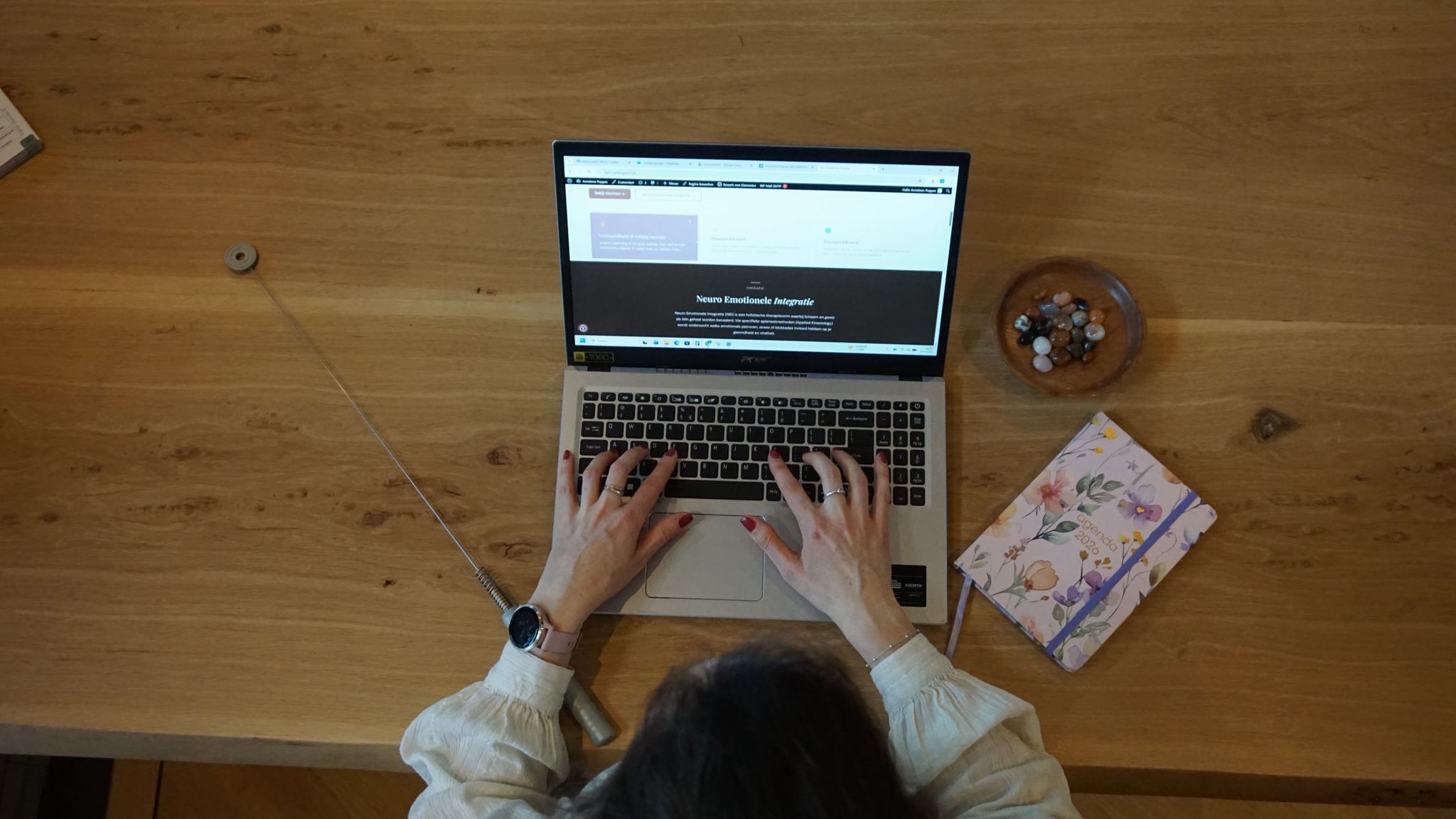 Anneloes Poppes achter haar laptop, bezig met het beantwoorden van vragen en het plannen van afspraken
