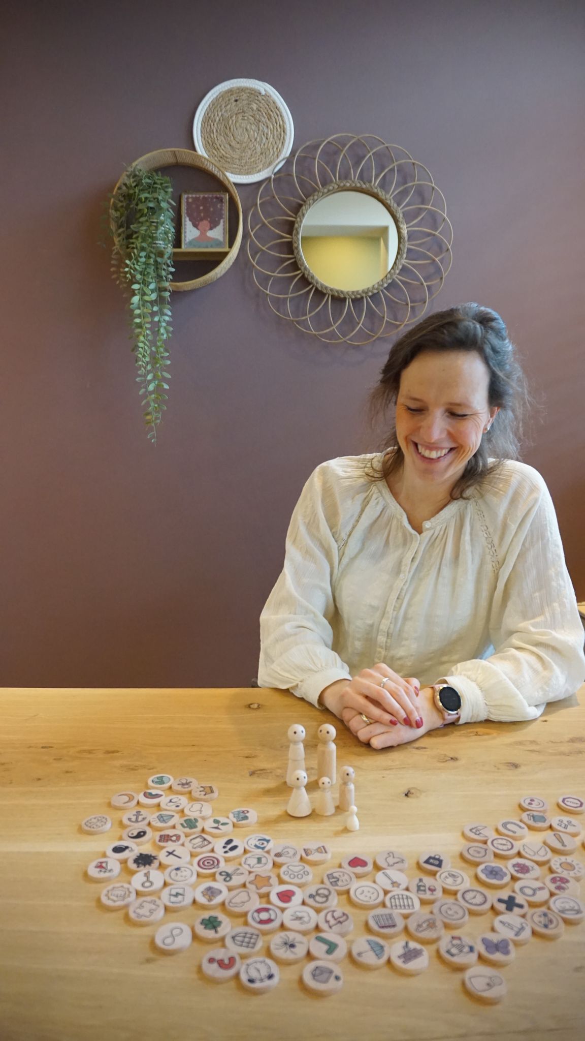 Anneloes Poppes tijdens een sessie met NEI-materialen in haar praktijk in Hoorn